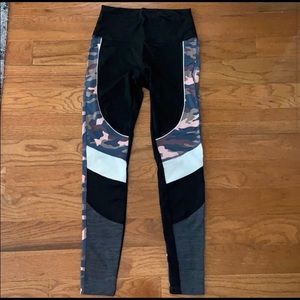 NWT VICTORIAS SECRET PINK LEGGINGS SIZE SMALL